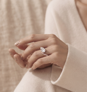 Anillo de compromiso de lujo personalizado en oro rosa con diamante talla pera y diamantes asimétricos, joyería fina OEM ODM - Product Image 6