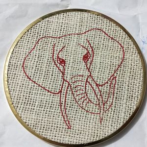 Dessous de verre en jute écologique de conception moderne faite à la main avec décoration de table de bords en métal de broderie de fleurs colorées d'Inde - Product Image 4