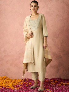 Ensemble Kurta et pantalon pour femme en coton beige à séchage rapide, imprimé numérique, avec dupatta, coupe régulière, longueur genou, tenue traditionnelle indienne et pakistanaise - Product Image 4