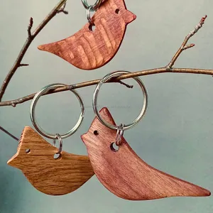 Llavero de madera con diseño de semillas de sésamo, natural, ligero y hecho a mano para uso diario o propósito de regalo - Product Image 5