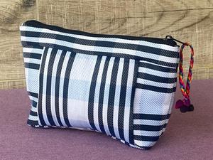 Logo personnalisé à rayures en nylon recyclé avec fermeture éclair pour trousse de toilette pochette de maquillage de voyage à la mode pour usage cosmétique - Product Image 3