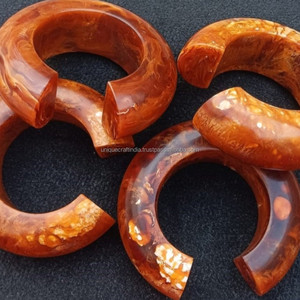 Bracelet en résine solide épaisse en beige | Bijoux pour femmes faits à la main Bracelet moderne Accessoire en résine élégant Bijoux de mode durables - Product Image 4