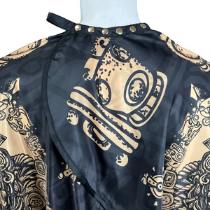 Cape de coiffure personnalisée avec motif imprimé, imperméable, fermeture à boutons, anti-adhérente aux cheveux, pour salon de coiffure et barbier - Product Image 2