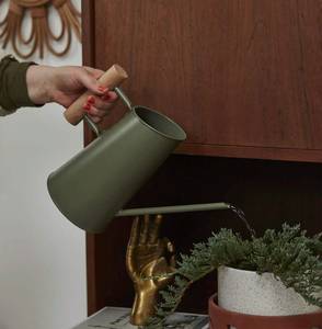 Regadera moderna de metal con mango de madera, color verde oliva, 14.25 x 6.5 x 10.75 pulgadas, herramienta de jardinería pequeña para riego en interiores y exteriores - Product Image 6