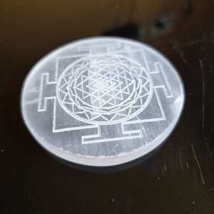 Plaque de Recharge en Cristal de Sélénite Naturelle Gravée Sri Yantra 3 Pouces Géométrie Sacrée Feng Shui REIKI Décoration Spirituelle Vente en Gros - Product Image 4