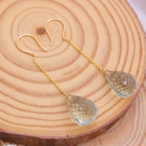 Vente en gros de boucles d'oreilles pendantes en or jaune 18 carats avec améthyste verte naturelle, Memoria Jewels - Product Image 2