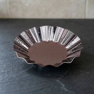 Bol à chocolat en métal martelé avec un élégant bord festonné, un centre de table moderne et saisissant pour les dîners raffinés - Product Image 5