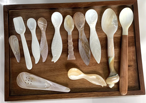 Cuillère de luxe vietnamienne en nacre, fabriquée à partir de coquillages naturels, pour servir le caviar, les desserts, la crème glacée et le café. - Product Image 3