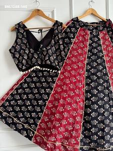 Conjunto de Moda Femenina: Lehenga de Algodón Ajrakh de la Mejor Calidad con Estampado Ajrakh y Blusa-Dupatta Confeccionada con Bordado de Conchas a Juego - Product Image 5