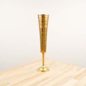 Vase en métal gravé au design traditionnel en forme de verre, finition dorée, pièce décorative idéale pour la décoration de table à la maison, accent de luxe - Product Image 3