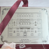 Boîte d'invitation de mariage en velours de luxe avec illustration personnalisée du lieu et monogramme en feuille d'or