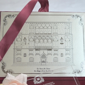 Caja de Invitación de Boda de Terciopelo de Lujo con Ilustración Personalizada del Lugar y Monograma en Relieve - Product Image 6
