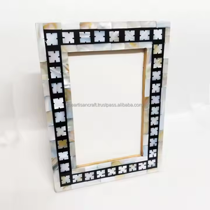Marco DE FOTOS hecho a mano con detalles de nácar para una decoración elegante del hogar con este producto único para el hogar - Product Image 1