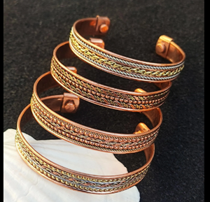 Elegante Brazalete Abierto de Cobre con Acabado Multitono Forjado, Joyería Metálica de Moda con Diseño Exquisito - Product Image 1