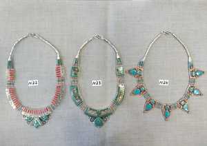 Collares de estilo étnico con incrustaciones de piedras multicolor sobre metal blanco - Product Image 5