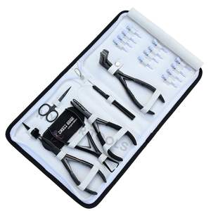 Kit de Pinzas Premium para Extensiones de Cabello con Enhebrador, Gancho, Clips de Seccionamiento, Herramientas para Crimpar y Remover Cuentas, Y Separador de Dedos - Product Image 1