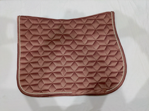 Tapis de selle rose en velours pour dressage, personnalisable, disponible dans toutes les couleurs et tailles – Produits d'équitation - Product Image 2