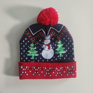 Bonnet en tricot unisexe avec rennes LED et pompon rouge, bonnet lumineux pour l'hiver et Noël - Product Image 3