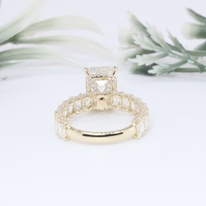 Anillo de compromiso de lujo para mujer de oro amarillo con diamante cultivado en laboratorio de corte esmeralda, banda de boda clásica con detalles de eternidad, fina y pesada. - Product Image 3