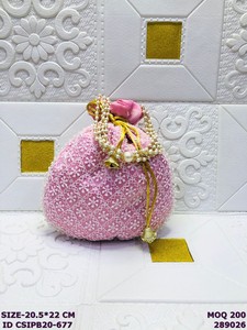 กระเป๋าปักลายทำมือจาก Craftstages International พร้อมหูหิ้วมุก ดีไซน์แบบชาติพันธุ์ ปิดด้วยเชือกซาติน ความจุ 1-1.9 ลิตร - Product Image 6