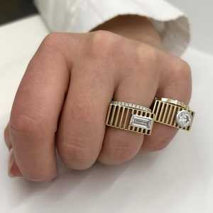 Anillo de Oro Ancho Personalizado con Diamantes Cultivados en Laboratorio de Corte Baguette de 1 CTW, Oro de 10k, 14k, 18k, Banda Arquitectónica Audaz, Fabricante de Joyería al por Mayor - Product Image 2