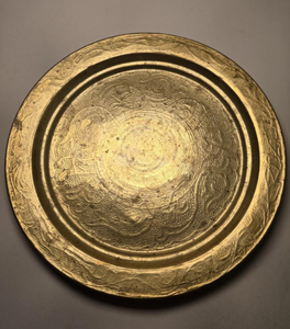 Bandeja de Servir Creativa de Latón Vintage con Diseño de Mandala en Relieve y Bordes Reforzados para Mayor Durabilidad, Disponible al Mejor Precio - Product Image 1