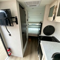Mini-caravane légère en forme de larme pour le camping en plein air, camping-car compact et remorquable avec un design intérieur moderne
