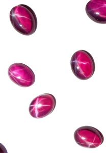 Rubis étoilé transparent ovale 6x8 mm 2 carats, cabochon poli créé en laboratoire avec effet étoile à 6 branches pour la fabrication de bijoux - Product Image 6