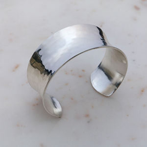 กำไลข้อมือทองเหลืองตอกลายทำมือ - กำไลทองคำแบบเว้ากว้างสำหรับผู้หญิง ของขวัญสุดพิเศษสำหรับเธอ - Product Image 1