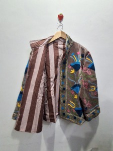 Chaqueta de Terciopelo Premium Hecha a Mano para Mujer, Bordado Floral Botánico, Terciopelo Color Durazno, Abrigo de Moda - Product Image 5