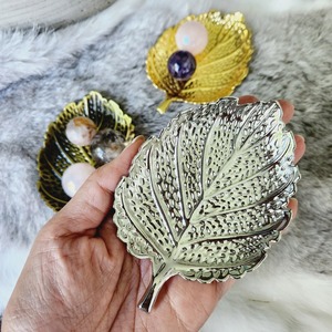 Assiette décorative en forme de feuille d'or de haute qualité, idéale pour la présentation et le service de luxe, parfaite pour la maison, la cuisine, les cafés et la décoration d'événements, provenant d'Inde. - Product Image 5