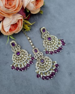 Pendientes de diseñador con circonita cúbica en forma de media luna y conjunto de mangtika, conjunto de joyería de moda para fiestas con piedras preciosas, cristales y perlas. - Product Image 4