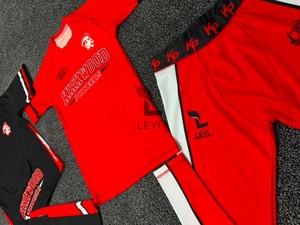 Ensemble de vêtements de sport compressifs personnalisés haut de gamme comprenant un maillot assorti à des leggings et des shorts compressifs - Product Image 3