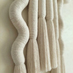 Décoration murale en macramé, style bohème, design géométrique abstrait, fibres naturelles, forme irrégulière, emballage en une seule pièce - Product Image 4