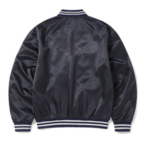 เสื้อแจ็คเก็ตวาร์ซิตี้ผ้าซาตินสีน้ำเงินกรมท่าสำหรับผู้ชาย แจ็คเก็ตเบสบอลคลาสสิกแบบมีกระดุมแป๊ก แจ็คเก็ตเลตเตอร์แมนผ้าไหมเงาสีน้ำเงินเข้ม - Product Image 2
