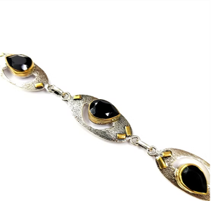 Pulsera de Plata 925 de Fabricación Personalizada, Acabado Texturizado Vintage, con Gema de Ónix Negro en Forma de Lágrima - Product Image 2