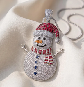 Colgante de Moissanita con Diseño de Muñeco de Nieve, Amuleto Navideño, Collar con Incrustaciones de Piedras de Color Plateado, Joyería para Regalo Festivo - Product Image 1