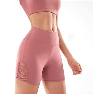 Conjunto de yoga sin costuras para mujer 2027, tela elástica y transpirable, pantalones cortos de cintura alta y sujetador halter con ajuste de soporte y diseño personalizado. - Product Image 6