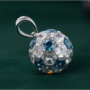 Colgante de Oro Blanco de 14K con Diamante Cultivado en Laboratorio de 8.50 CT VVS1, Corte Hexagonal, Forma de Número/Letra, Certificado GIA IGI, Oro Sólido de 14K - Product Image 4