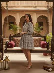 Mini-robe noire et blanche imprimée à la main, tunique courte en coton pour l'été, robe ethnique bohème pour femme, vêtements festifs artisanaux indiens - Product Image 2