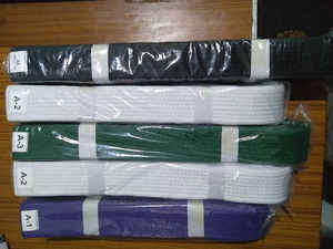 Fabricant de ceintures BJJ personnalisées, coutures durables, 100% coton, 220g, légères, disponibles dans toutes les couleurs de ceintures : blanc, bleu - Product Image 4