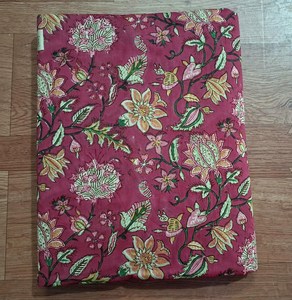 Tela de Algodón Estampada a Mano con Diseño Floral Rosa, Tela Tradicional India con Estampado Botánico Hecho a Mano por Yardas - Product Image 3