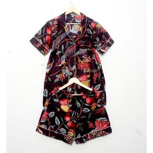 Pijama de algodón personalizado para mujer, de manga corta, con cuello vuelto, estampado a mano, cintura elástica y bolsillo con forma de corazón. - Product Image 6