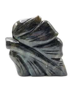 Tête de Bouddha en cristal de labradorite sur feuille - sculpture artisanale du Bouddha serein et méditant - Product Image 6