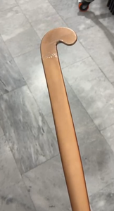 ไม้ฮอกกี้คาร์บอนสำหรับผู้เล่นขั้นสูง ออกแบบมาเพื่อเพิ่มความแข็งแรงของก้านไม้ ตอบสนองการตีอย่างทรงพลัง ควบคุมลูกได้อย่างราบรื่น - Product Image 3