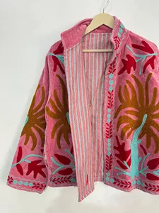เสื้อแจ็คเก็ตกำมะหยี่ปักลายดอกไม้สไตล์โบฮีเมียนสำหรับผู้หญิง สีชมพู เสื้อคลุมสั้นสไตล์ชาติพันธุ์ แฟชั่นสำหรับฤดูหนาวและฤดูใบไม้ร่วง - Product Image 3