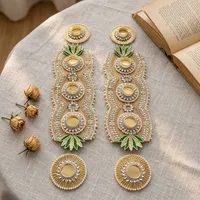 Décoration murale traditionnelle artisanale Toran avec porte-diya perlé et feuilles décoratives pour mariage et maison