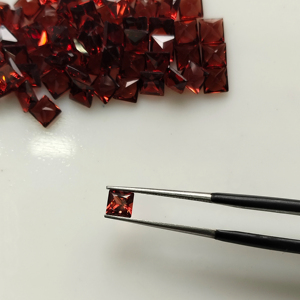 โกเมนสีแดงธรรมชาติ 4 มม. ทรงสี่เหลี่ยมเจ้าหญิงคัท คุณภาพดีที่สุด พลอยเม็ดเดี่ยวสำหรับทำเครื่องประดับ - Product Image 1