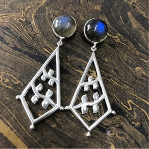Boucles d'oreilles pendantes géométriques en labradorite, fabriquées à la main, en argent 925, collection de bijoux de créateur pour femmes, prix de gros - Product Image 3
