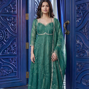 Robe ethnique RICH LOOK en soie brodée avec sequins, avec bas de robe et dupatta, pour Diwali et fêtes, en stock - Product Image 1